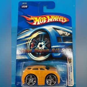 Hot Wheels Dodge Magnum R/T 2005 Toy Car - Yellow